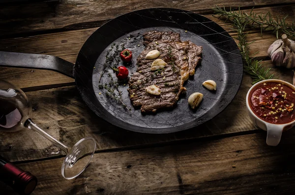 RIB eye steak med vin — Stockfoto