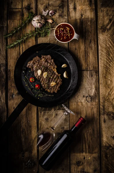 RIB eye steak med vin — Stockfoto