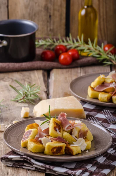 意大利熏火腿烤的土豆团子 — 图库照片