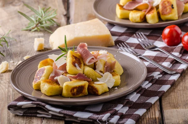 Nhoque de batata assado com presunto — Fotografia de Stock