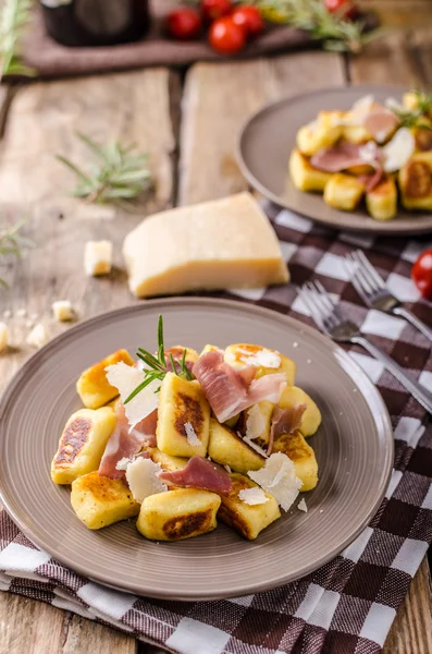 Gnocchi de cartofi prăjiți cu prosciutto — Fotografie, imagine de stoc