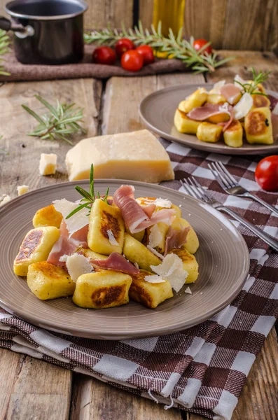 Rostad potatis gnocchi med prosciutto — Stockfoto