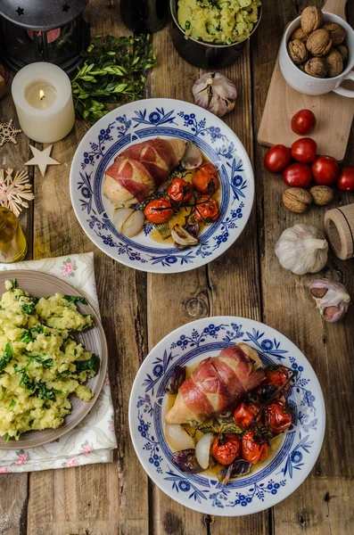 Prosciutto inslagna kyckling — Stockfoto