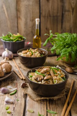 Kahverengi mantar ile Çin eriştesi