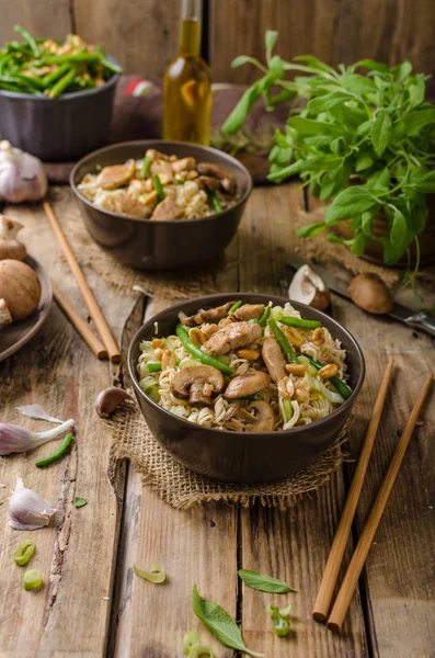 Chinese noodles with brown mushrooms — Stock Photo, Image