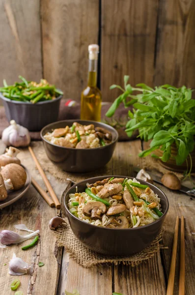 Chinese noodles with brown mushrooms — Stock Photo, Image