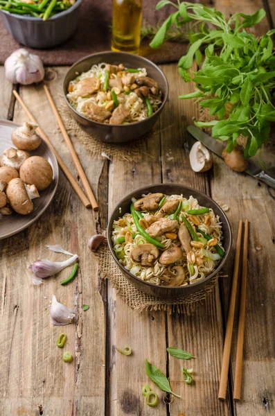 Fideos chinos con setas marrones — Foto de Stock