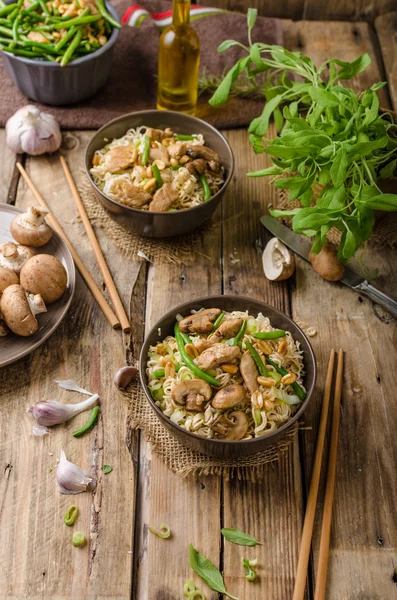 Chinese noodles with brown mushrooms — Stock Photo, Image