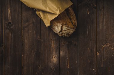Ahşap tahta üzerinde ev yapımı ekmek