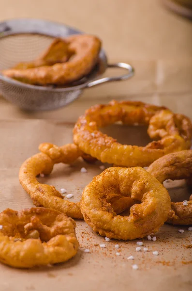 Lökringar med chili på toppen — Stockfoto