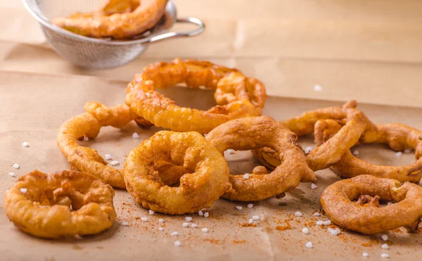 Uienringen met chili op bovenkant — Stockfoto