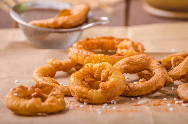 Uienringen met chili op bovenkant — Stockfoto