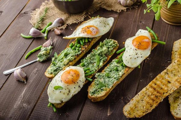 Baguette mit Kräuterbutter — Stockfoto