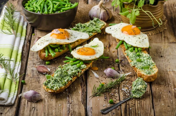 Stokbrood met kruidenboter — Stockfoto