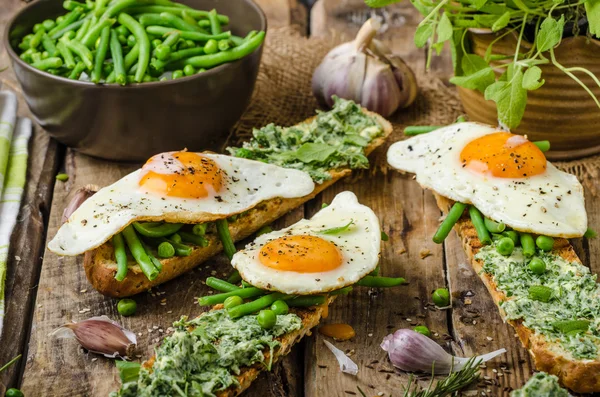 Baguette med örtsmör — Stockfoto