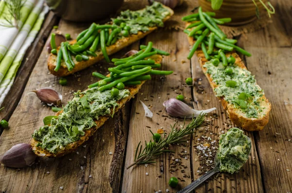 Baguette con mantequilla de hierbas — Foto de Stock