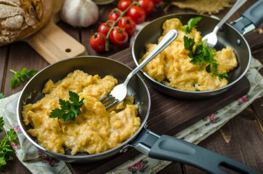Omlet otlar ve ev yapımı ekmek ile