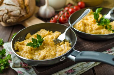 Omlet otlar ve ev yapımı ekmek ile