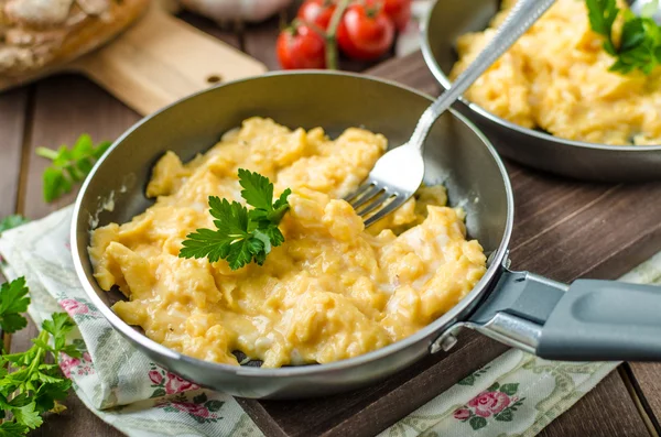 Äggröra med örter och hembakat bröd — Stockfoto