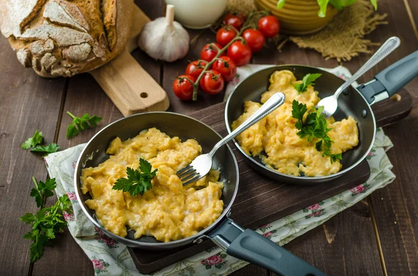 Huevos revueltos con hierbas y pan casero —  Fotos de Stock