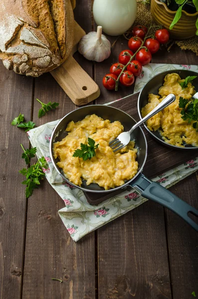 Scrambled eggs with herbs and homemade bread — Stock Photo, Image