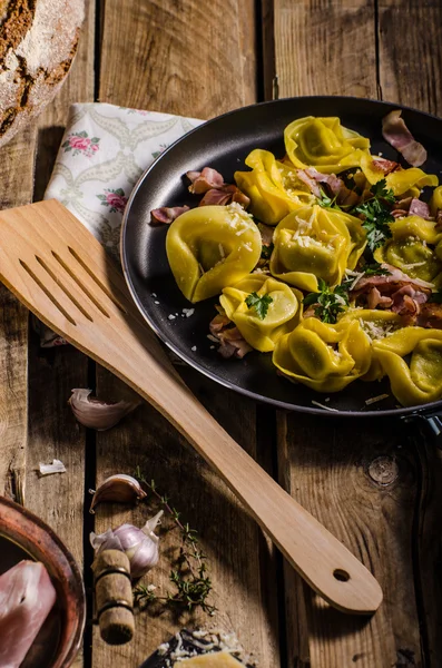 Tortellini caseiro massas recheadas de queijo — Fotografia de Stock