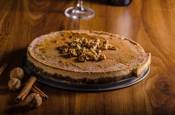 Gâteau au fromage aux noix avec cannelle — Photo