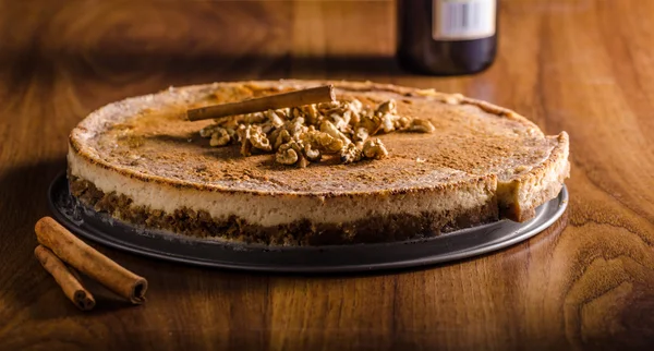 Gâteau au fromage aux noix avec cannelle — Photo