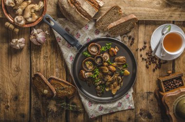 Kahve ve çay dolu bir masa.