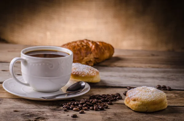 Fresh coffee with croissant — Stock Photo, Image
