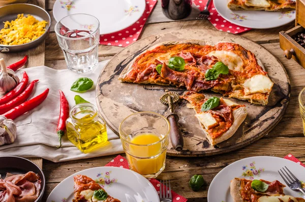 Pizza margherita style rustique — Photo