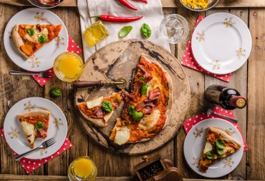 Pizza margherita rustik tarzı