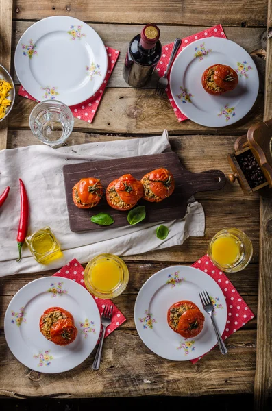 Bakade tomater fyllda med örter — Stockfoto