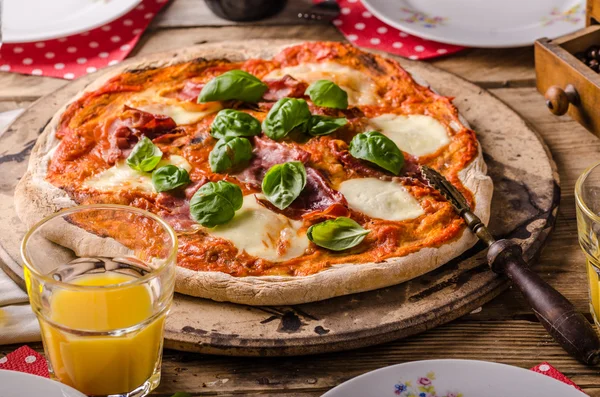 Pizza margherita rustikální styl — Stock fotografie