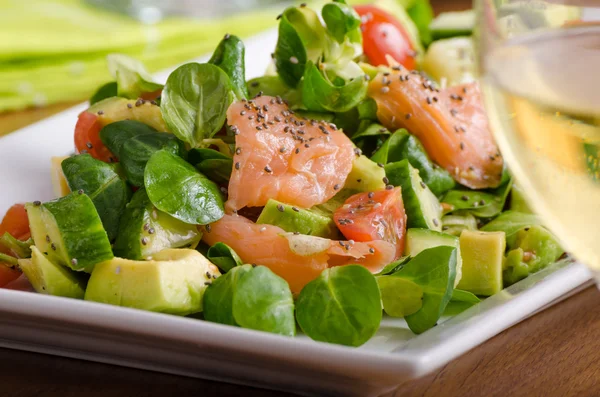 Fräsch sallad med lax — Stockfoto