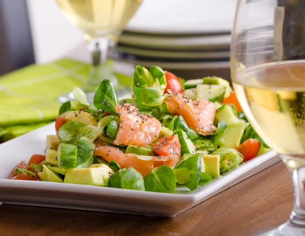 Insalata fresca con salmone — Foto Stock