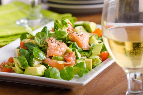 Frischer Salat mit Lachs — Stockfoto