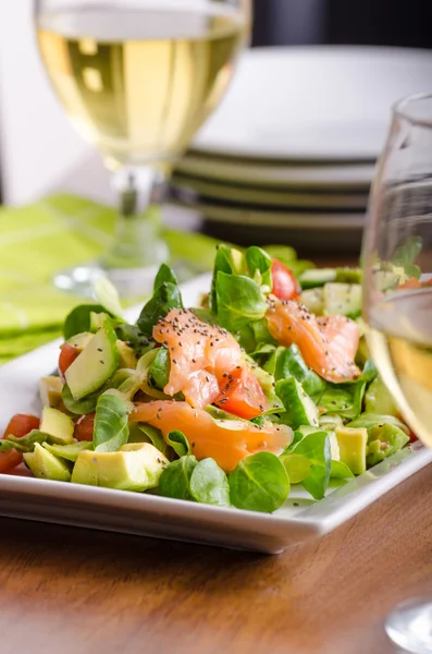 Insalata fresca con salmone — Foto Stock