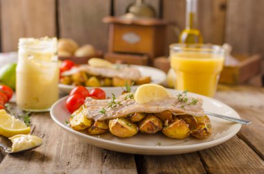 Gökkuşağı alabalık filetosu kavrulmuş patates ile