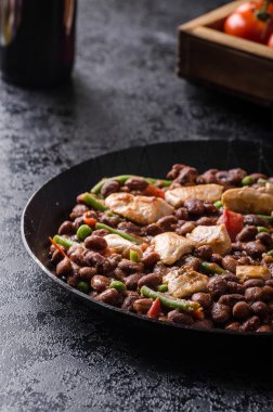 Domates ve tavuk ile fasulye