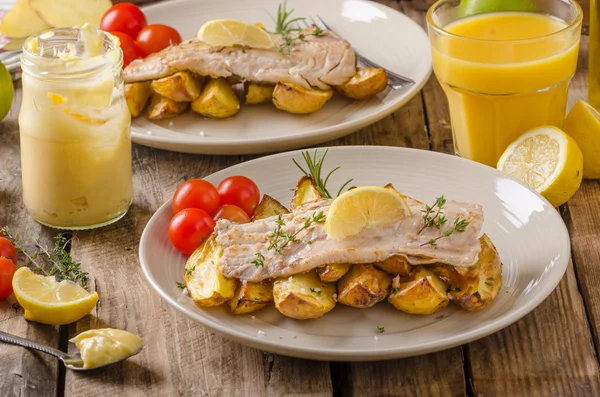 Rainbow trout fillet with roasted potatoes — Stock Photo, Image