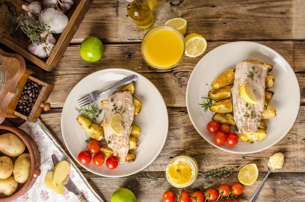 Regenboogforel filet met geroosterde aardappelen — Stockfoto