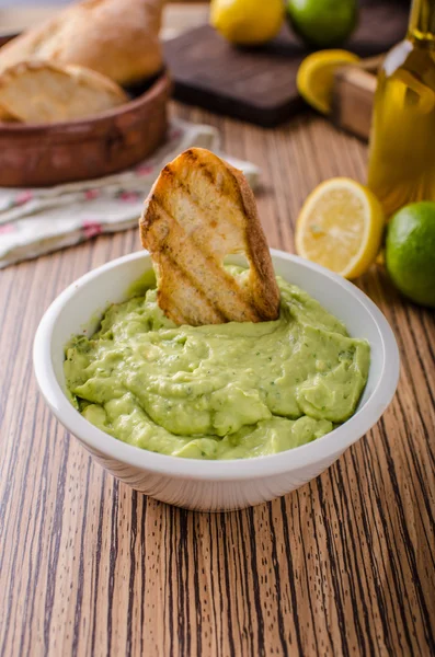 Avocado basilicum pesto met toast — Stockfoto