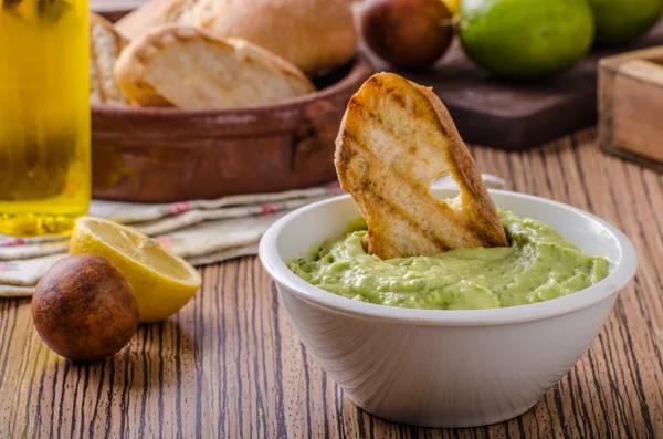 Avocado basilicum pesto met toast — Stockfoto