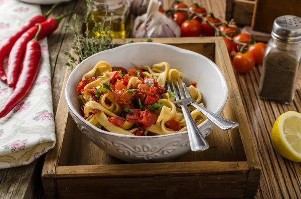 Massa com tomate cereja pesto — Fotografia de Stock