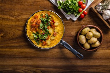 Frittata domates, otlar ve biber ile