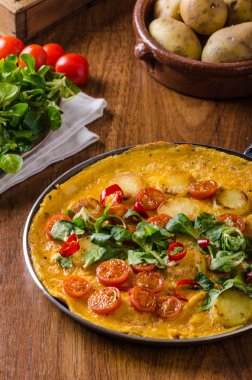 Frittata domates, otlar ve biber ile