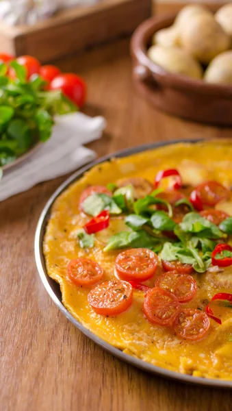 Frittata with tomatoes, herbs and chilli — Stock Photo, Image