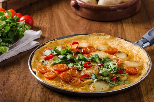 Frittata con tomates, hierbas y chile —  Fotos de Stock