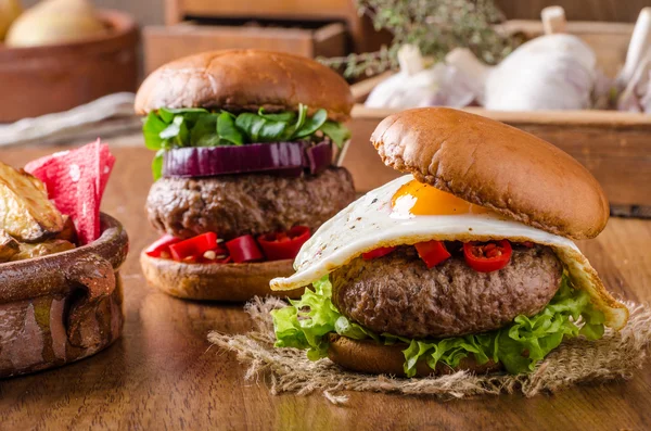 Delizioso hamburger di manzo con uovo — Foto Stock